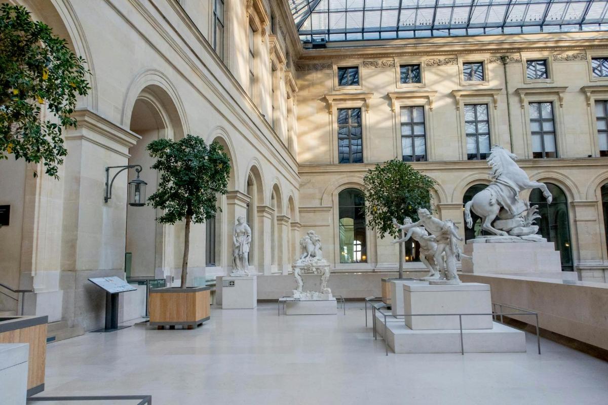 un museu amb estàtues exposades en un edifici