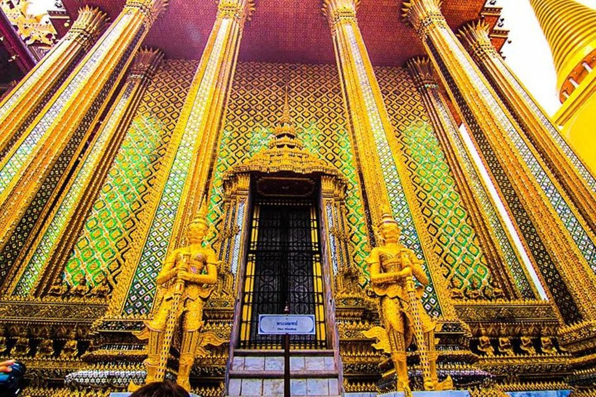 un edificio con due statue davanti a una porta