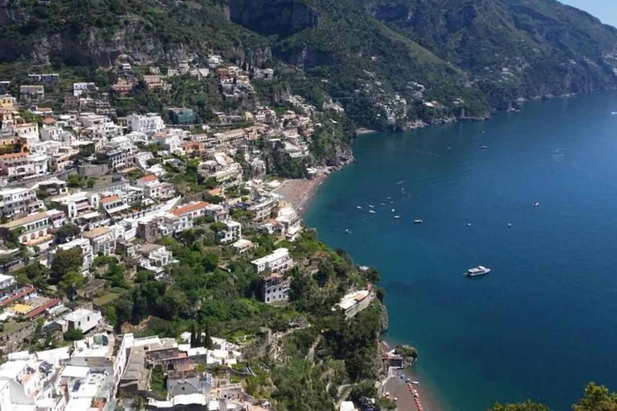 μια εναέρια άποψη μιας πόλης δίπλα στο νερό