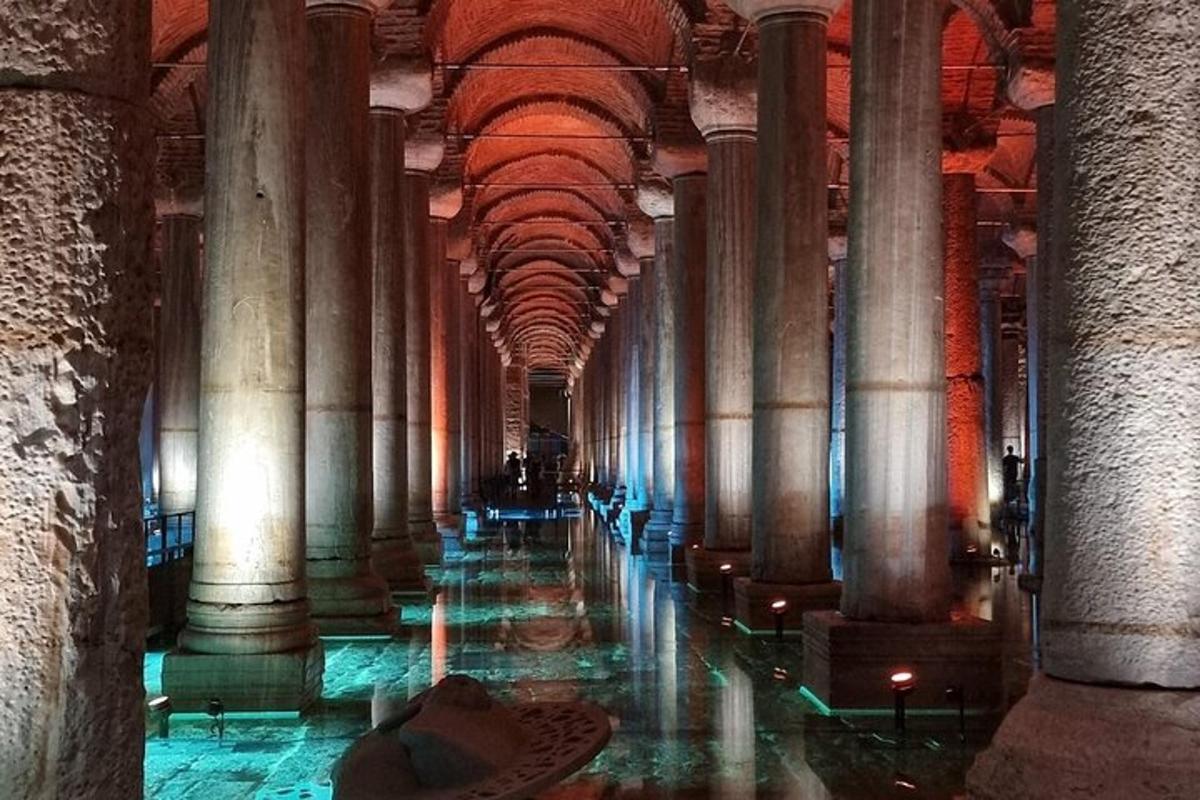 a hallway of a building with columns and ceilings