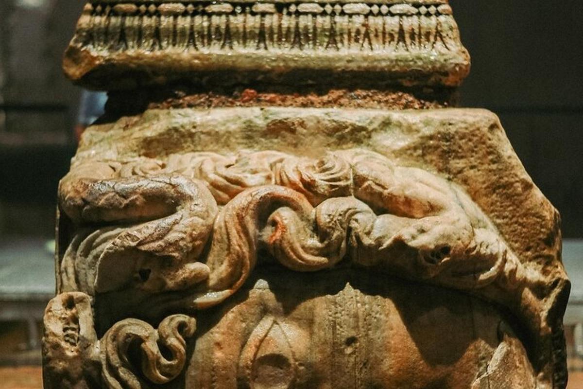 uma estátua de um polvo na lateral de uma coluna