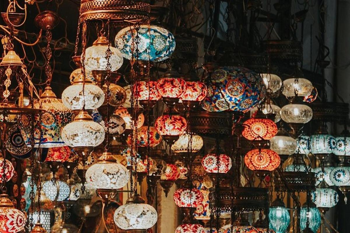 um monte de lâmpadas coloridas penduradas em uma loja