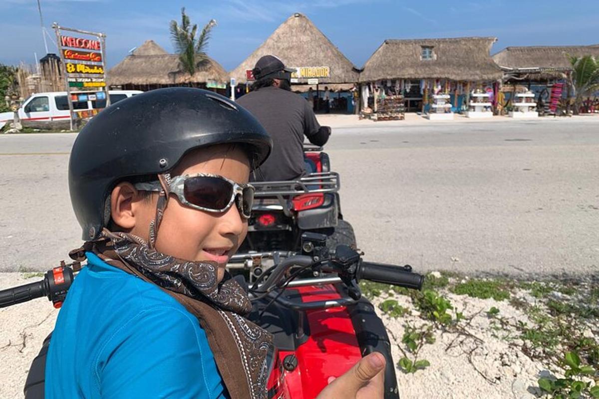 Žena s helmou stojí vedle motorky