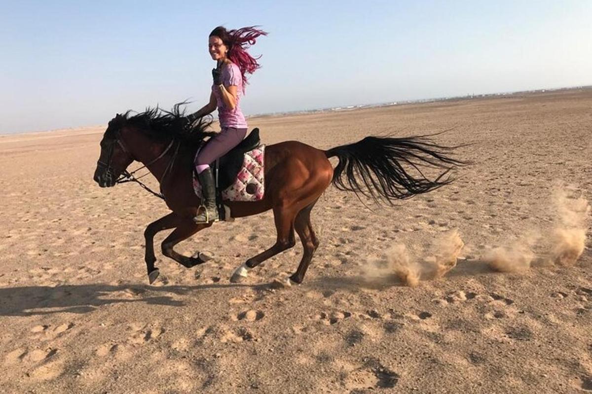 una donna a cavallo nel deserto