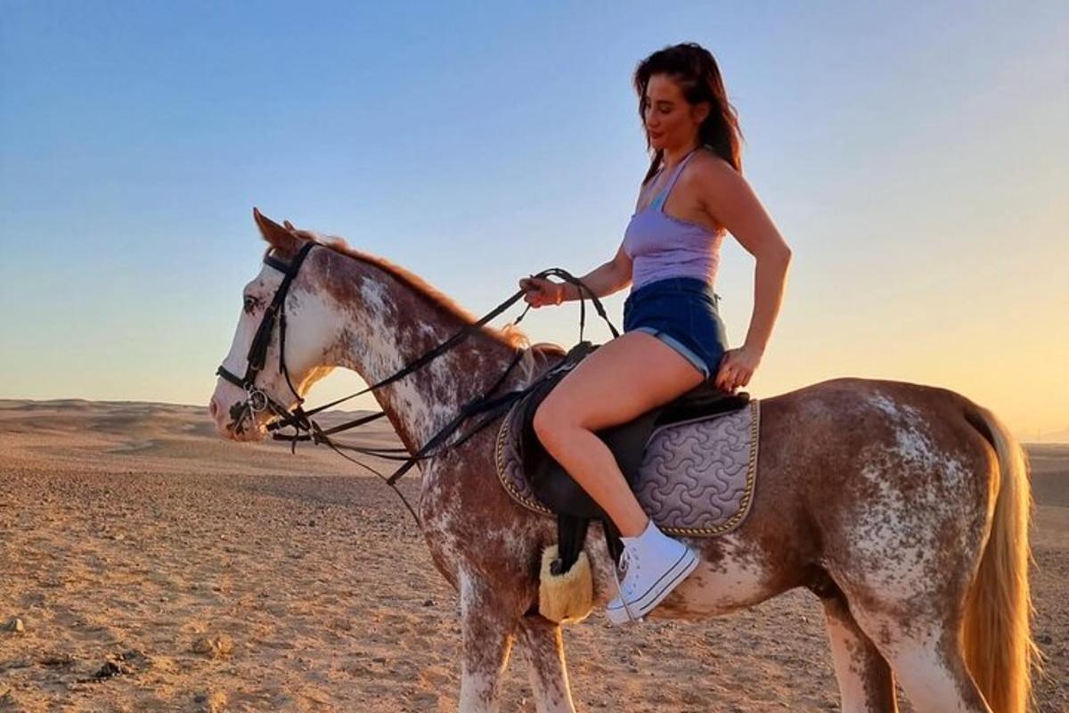 una donna a cavallo nel deserto