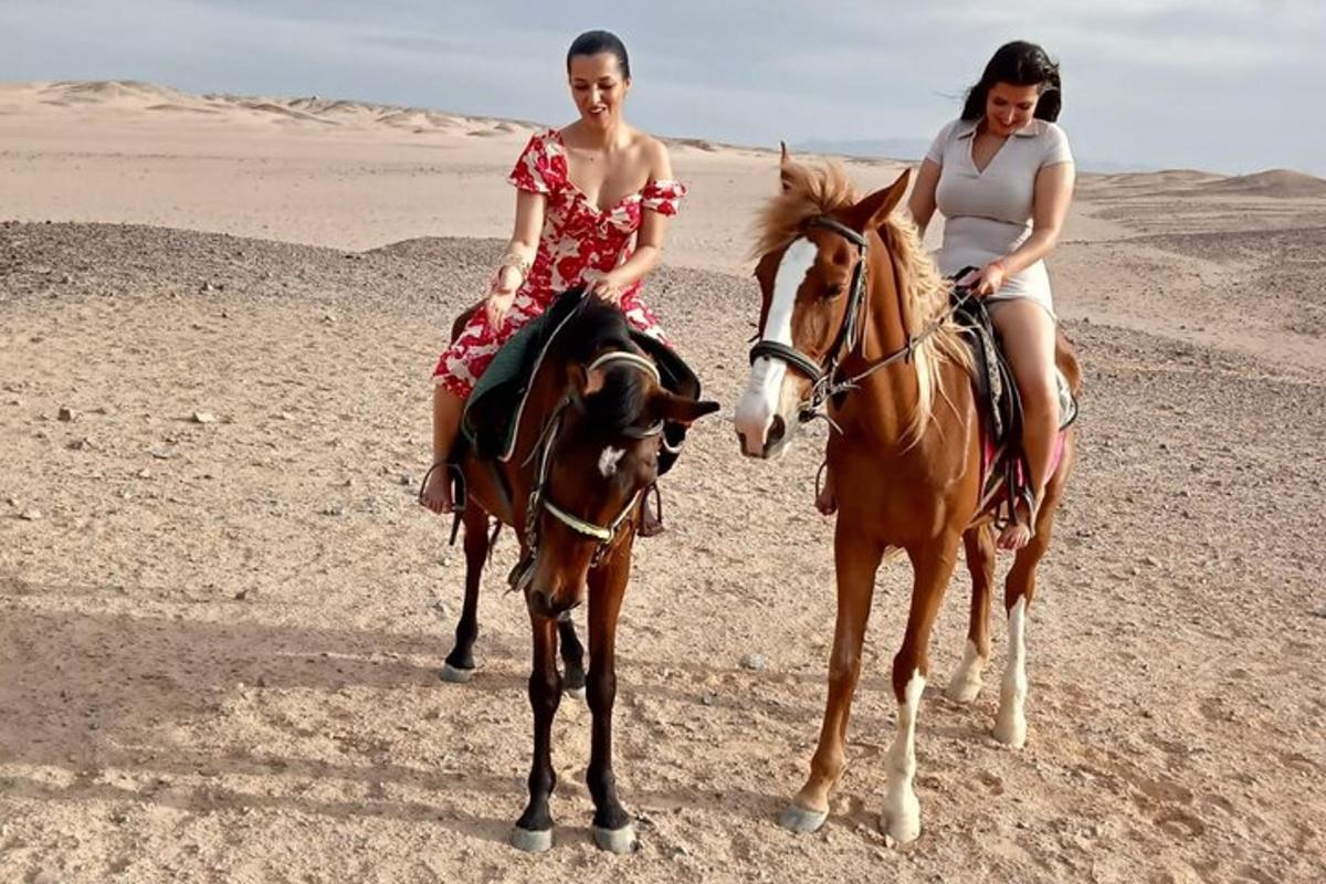due donne a cavallo nel deserto