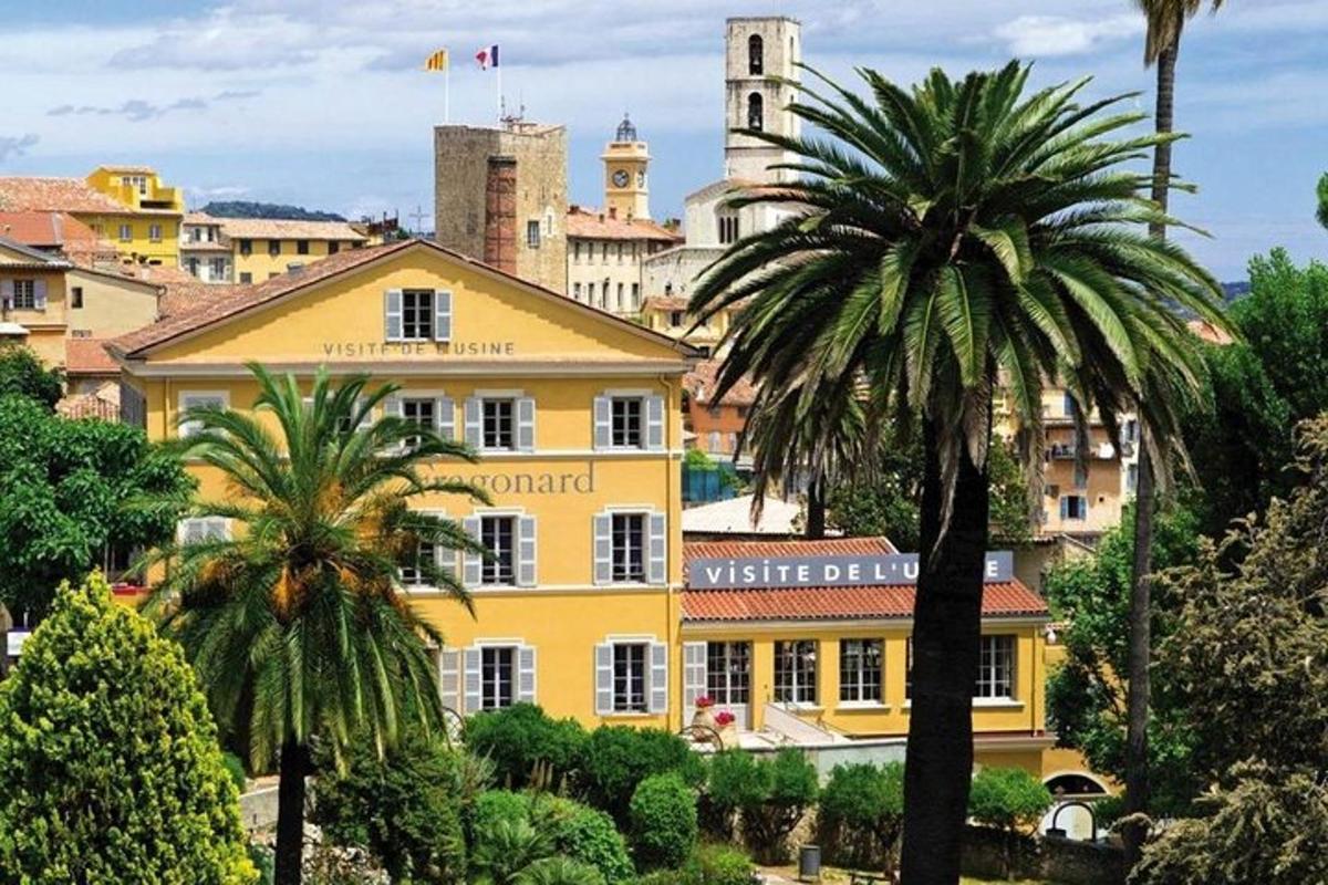 un edificio giallo in una città con palme