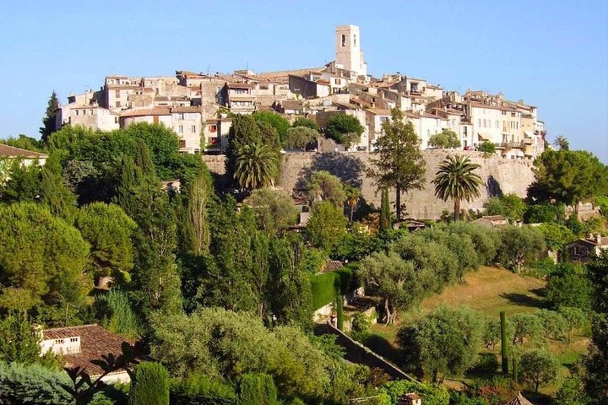 una città in cima a una collina con alberi