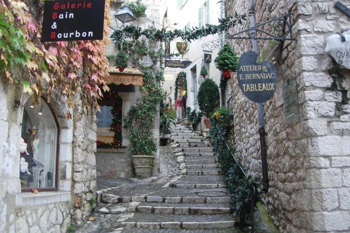 un vicolo con edifici in pietra e un cartello stradale