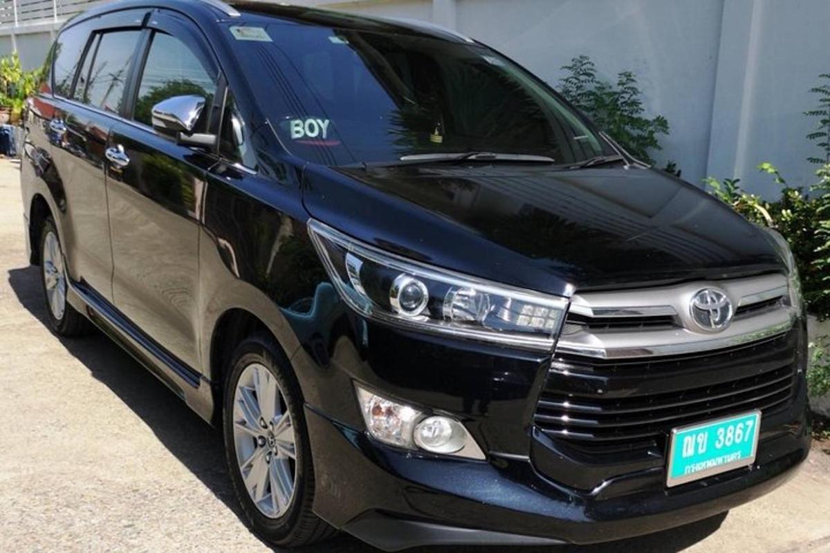 un furgone nero è parcheggiato in un vialetto