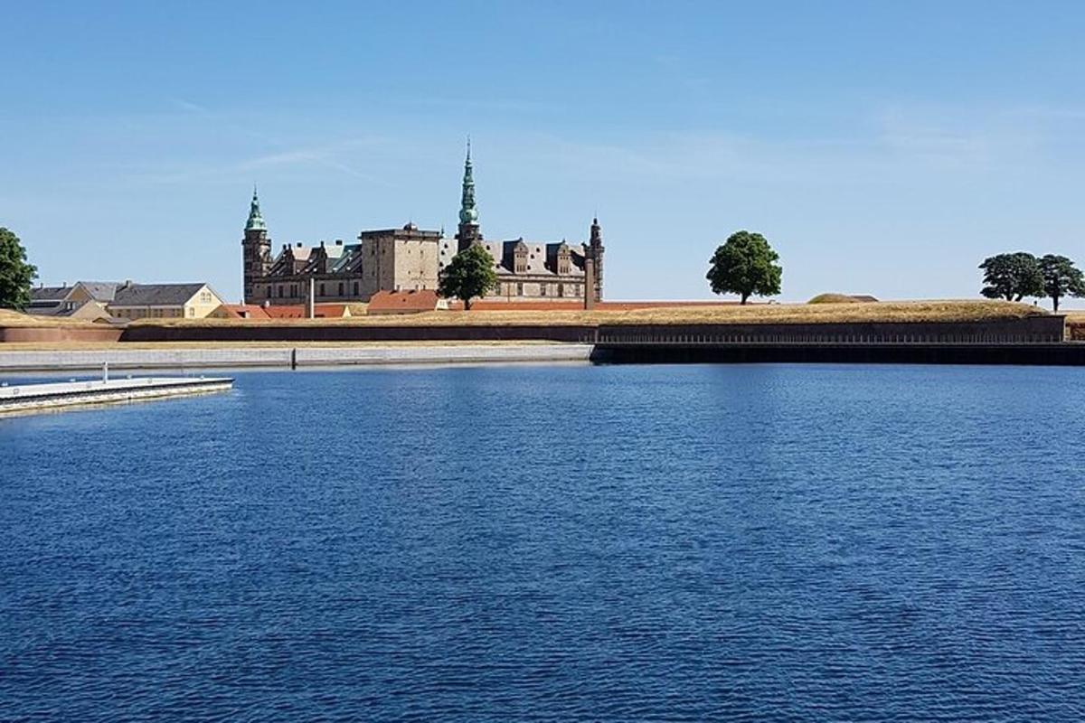 un grande specchio d'acqua con un edificio sullo sfondo