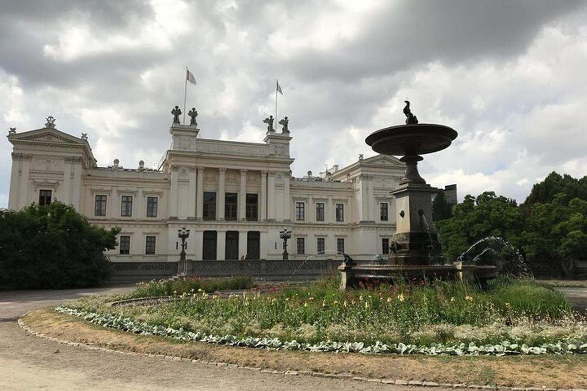 un grande edificio bianco con una fontana di fronte
