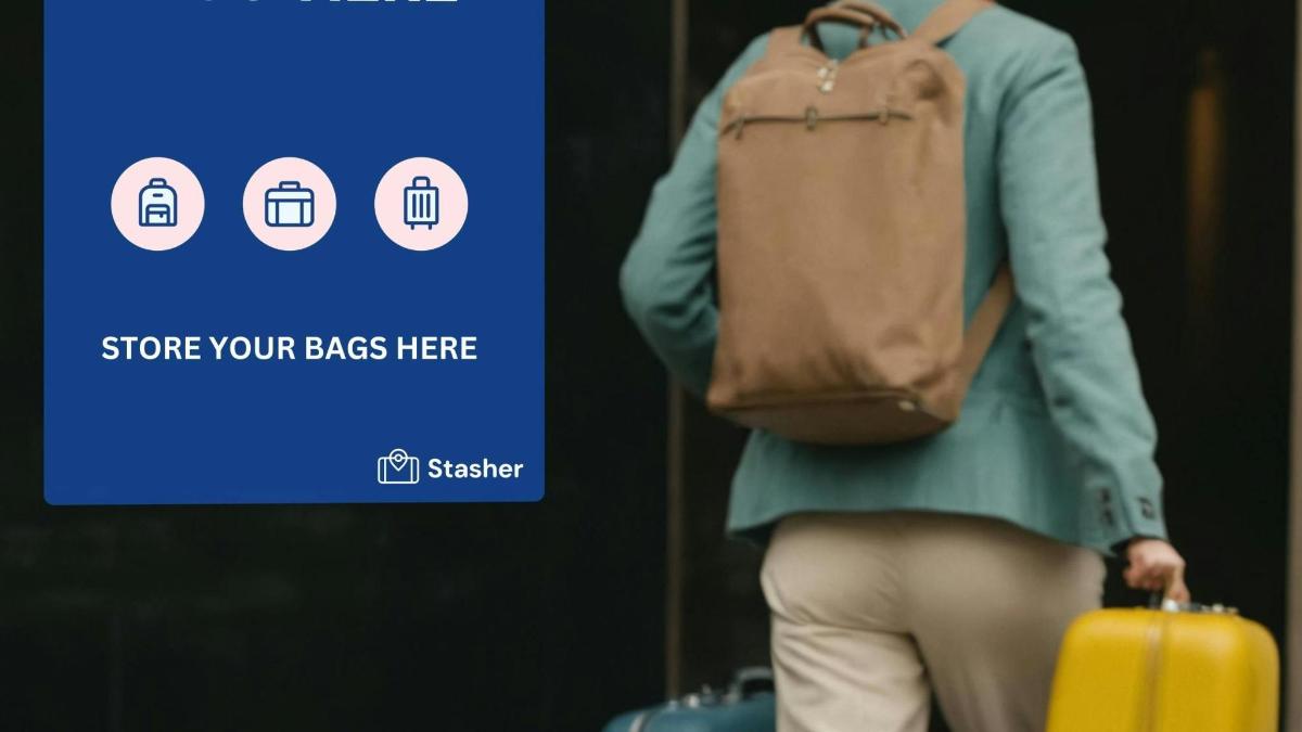 uma mulher com uma mochila e bagagem em frente a uma tela
