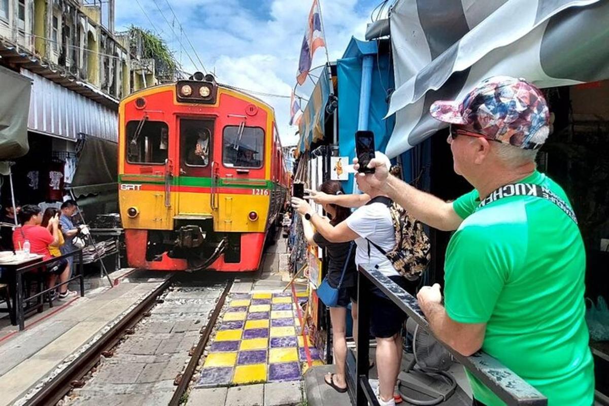 Un grupo de personas tomando fotografías de un tren.