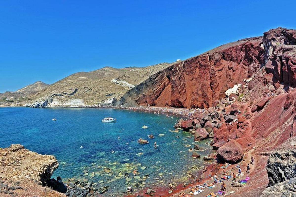 egy strand, ahol egy csomó ember van a vízben