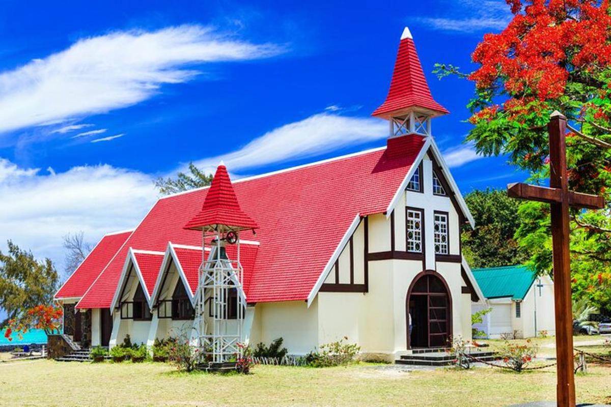 een kerk met een rood dak en twee torens