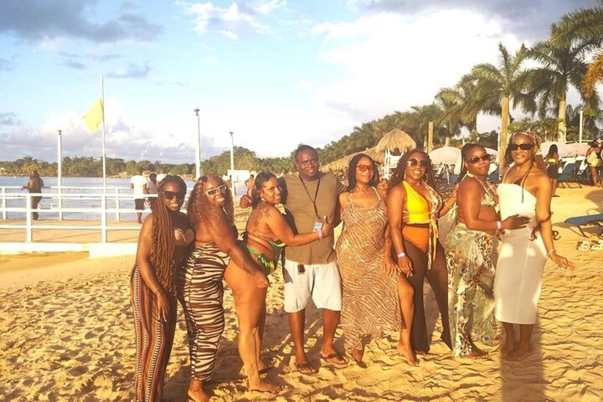 um grupo de pessoas posando para uma foto na praia