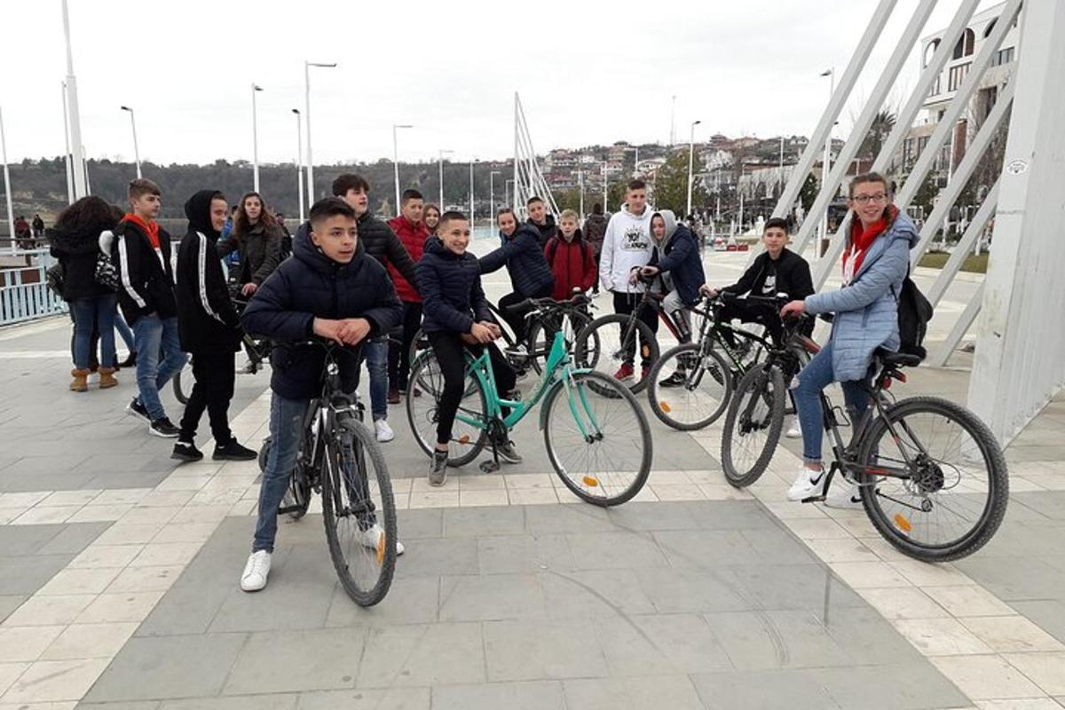 un gruppo di persone in bicicletta su un ponte