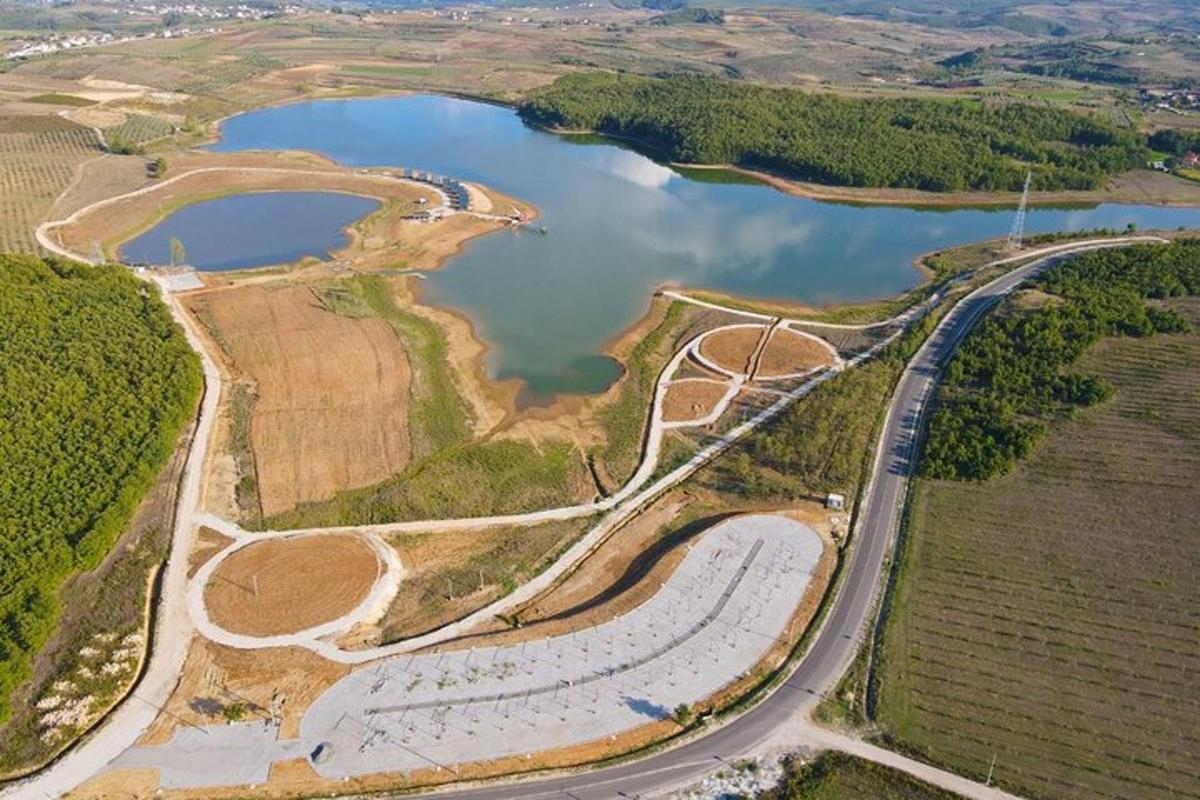 una vista aerea di un ponte sopra un lago