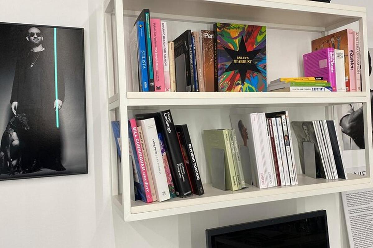 una libreria piena di libri e una TV