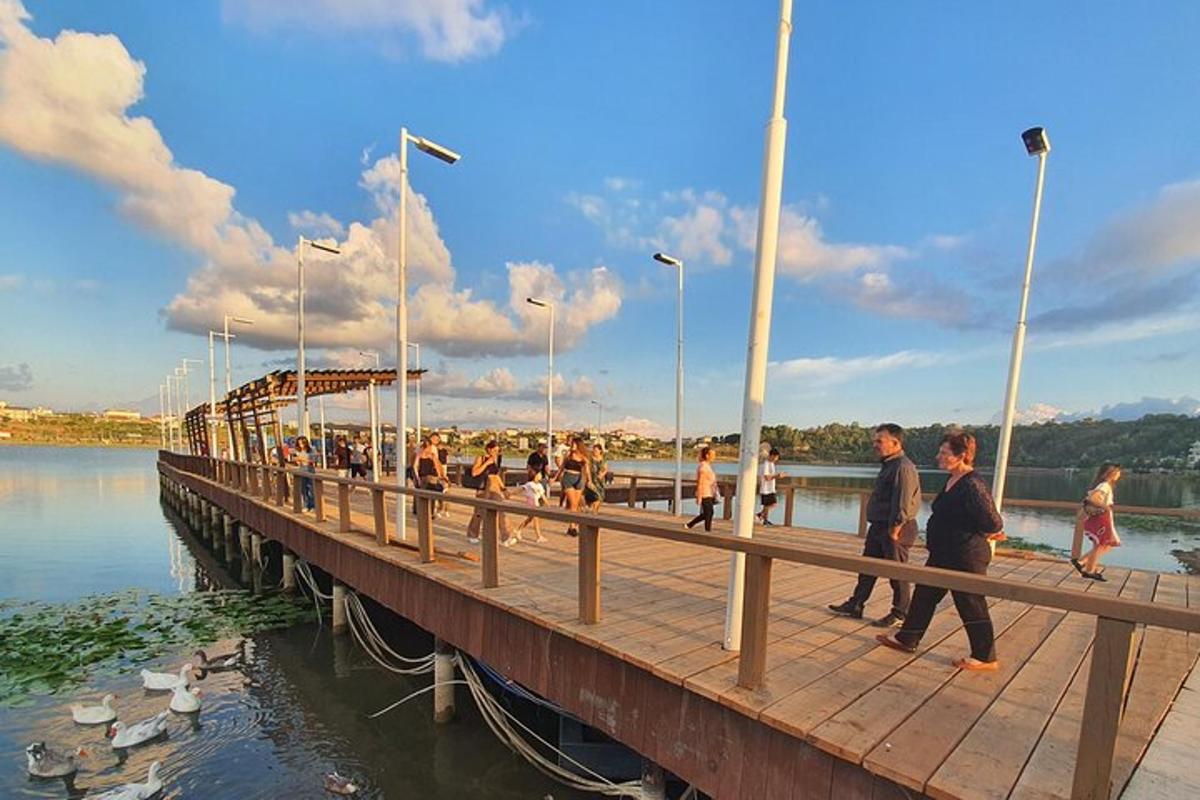 un gruppo di persone che camminano su un ponte sopra l'acqua