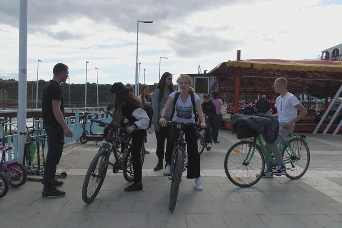 un gruppo di persone con le biciclette su un molo