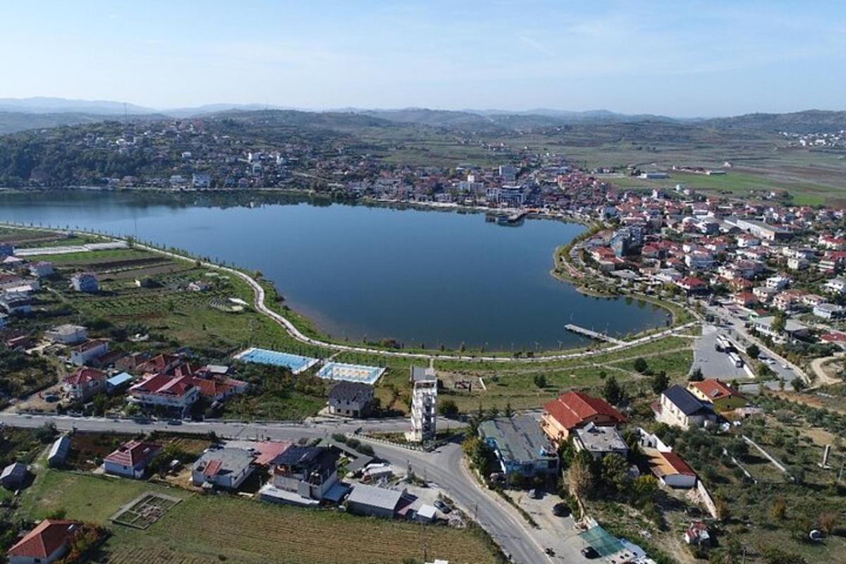 una vista aerea di una città e di un lago