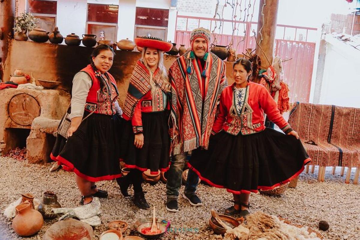sekelompok orang dengan pakaian tradisional berpose untuk foto