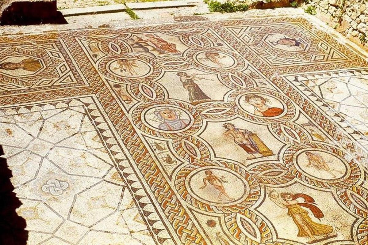 mosaiikpõrand, millel on inimeste pildid