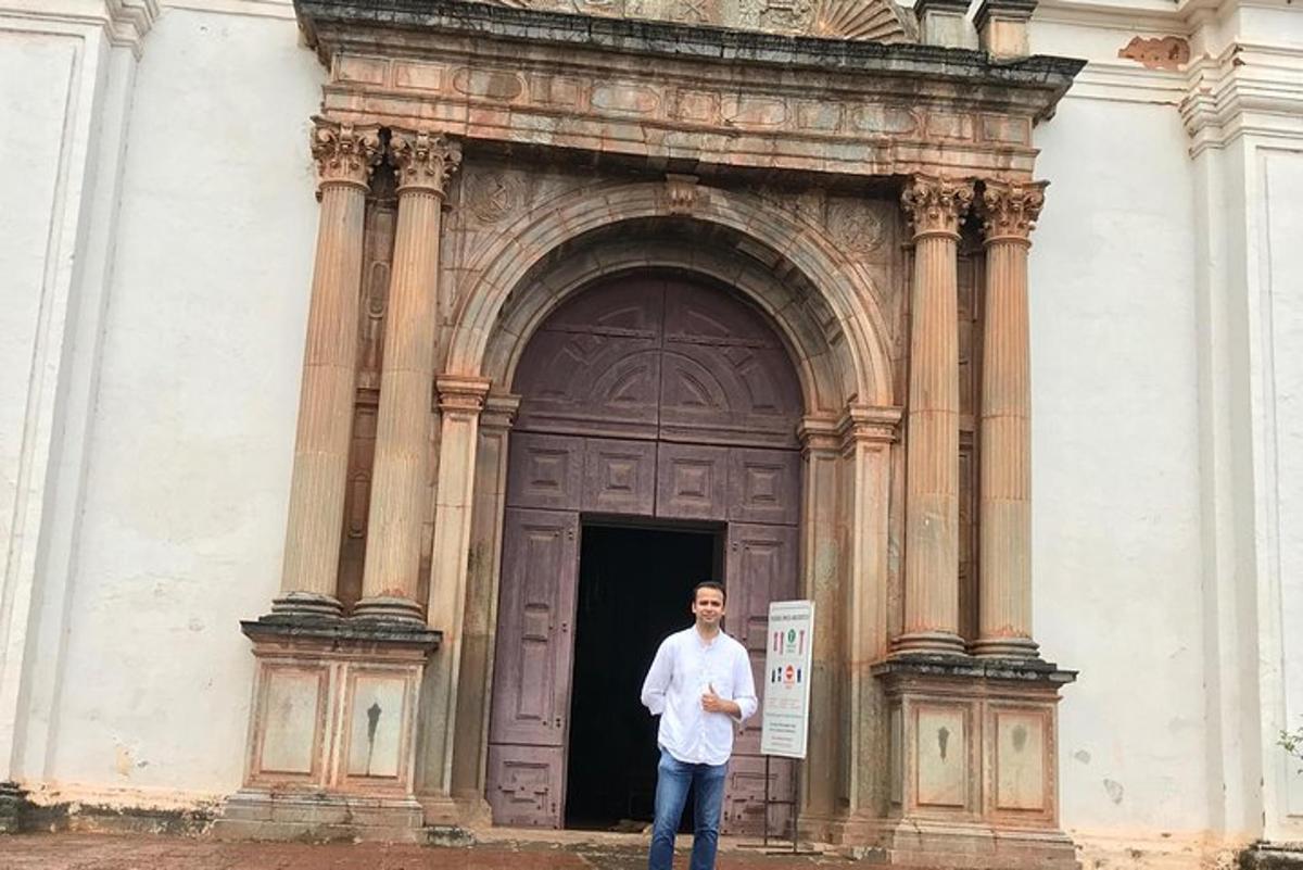 seorang pria berdiri di depan pintu kayu besar