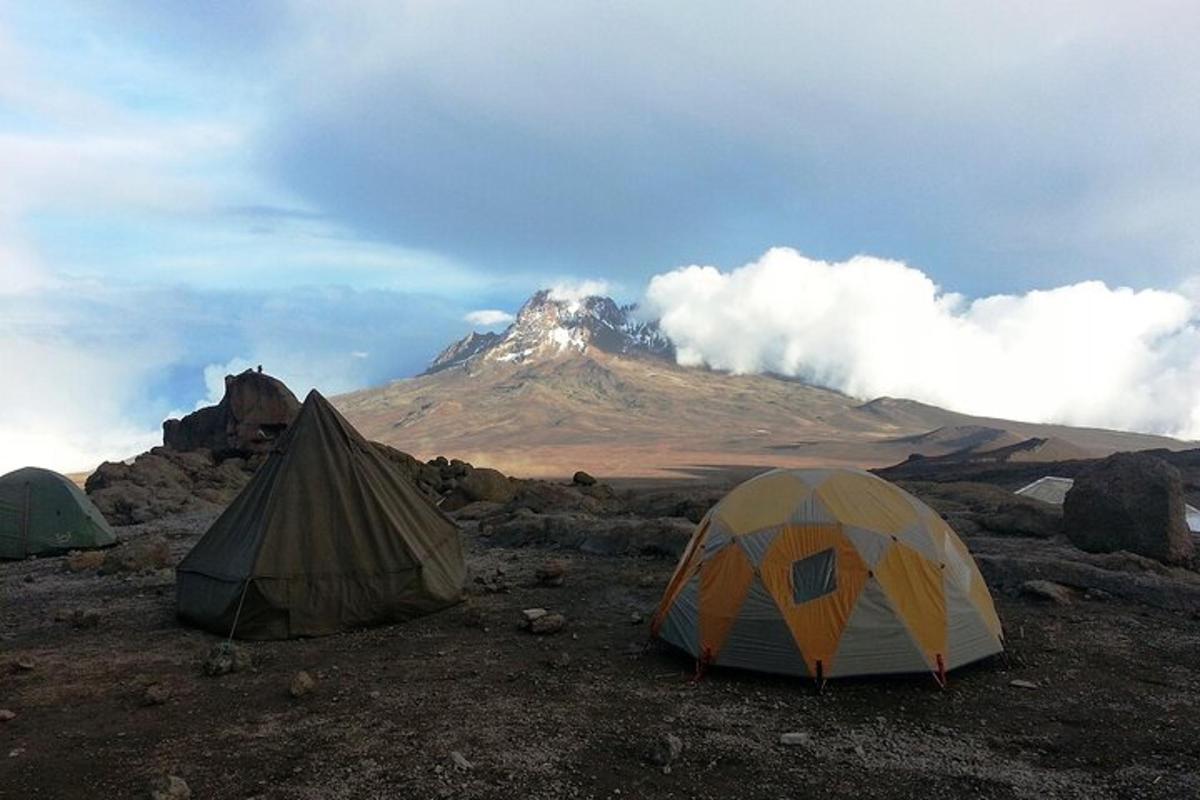 twee tenten op een berg met een berg op de achtergrond