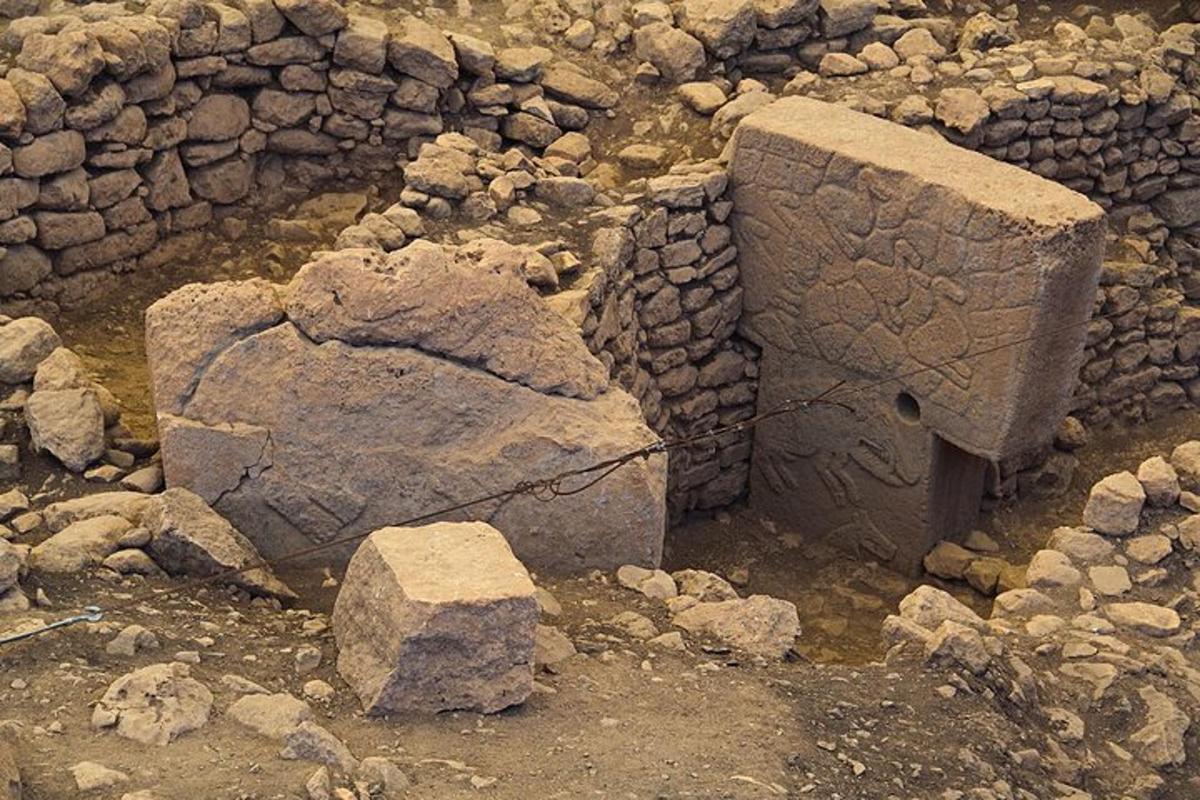 une structure en pierre posée sur un tas de rochers
