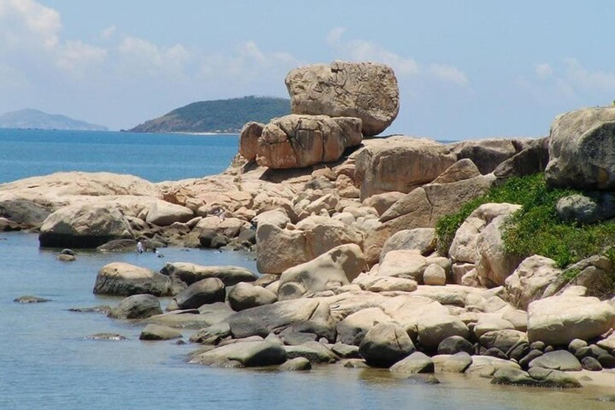 un gruppo di rocce sulla riva dell'acqua
