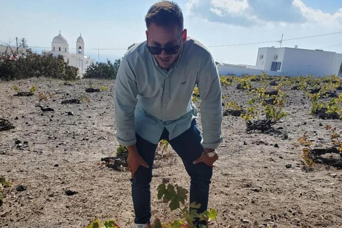Un bărbat cu ochelari de soare se uită la o plantă