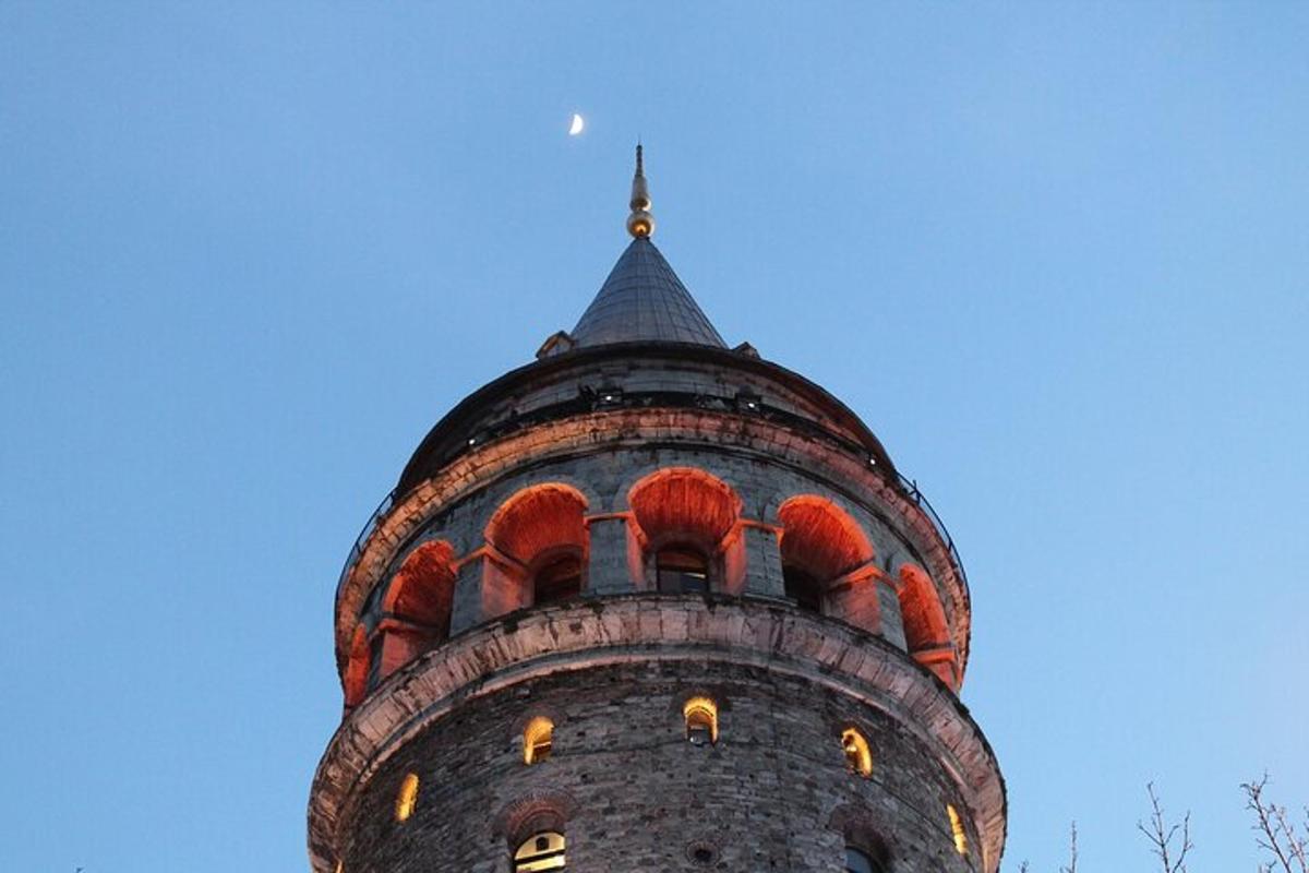 egy épület tornyával, a holddal az égen
