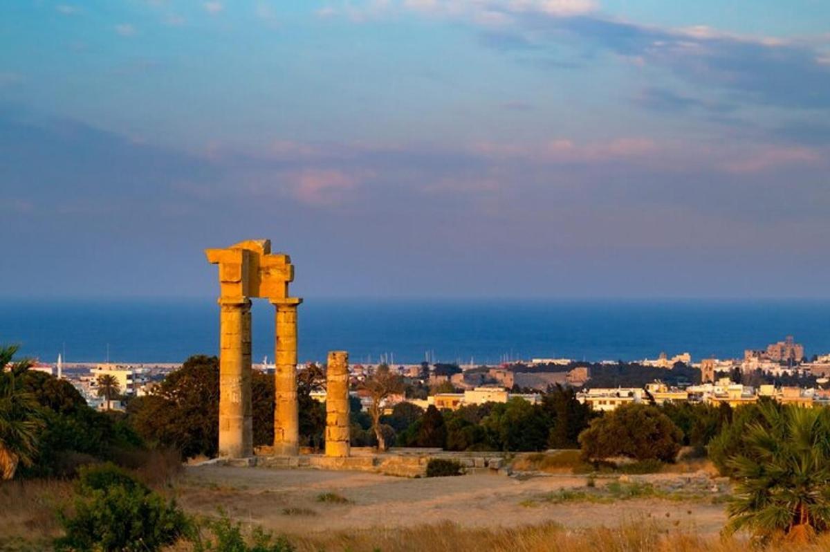 un antico tempio con una città sullo sfondo