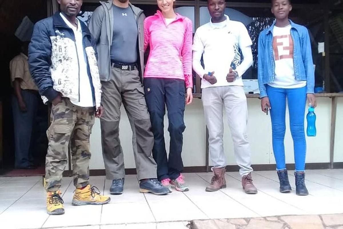 un gruppo di persone in piedi una accanto all'altra