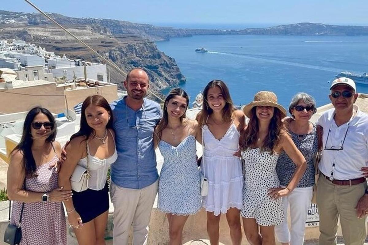 μια ομάδα ανθρώπων με φορέματα που ποζάρουν για μια φωτογραφία