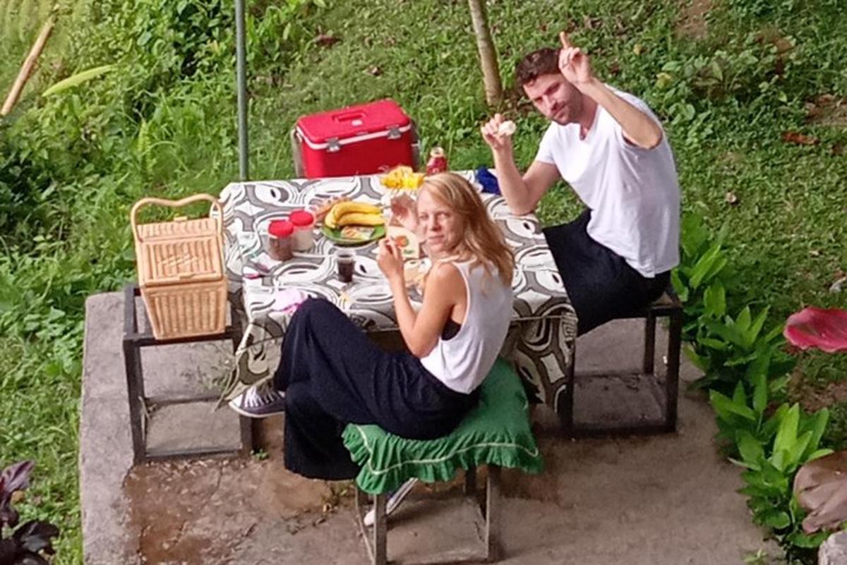 karl og kona sitja við borð