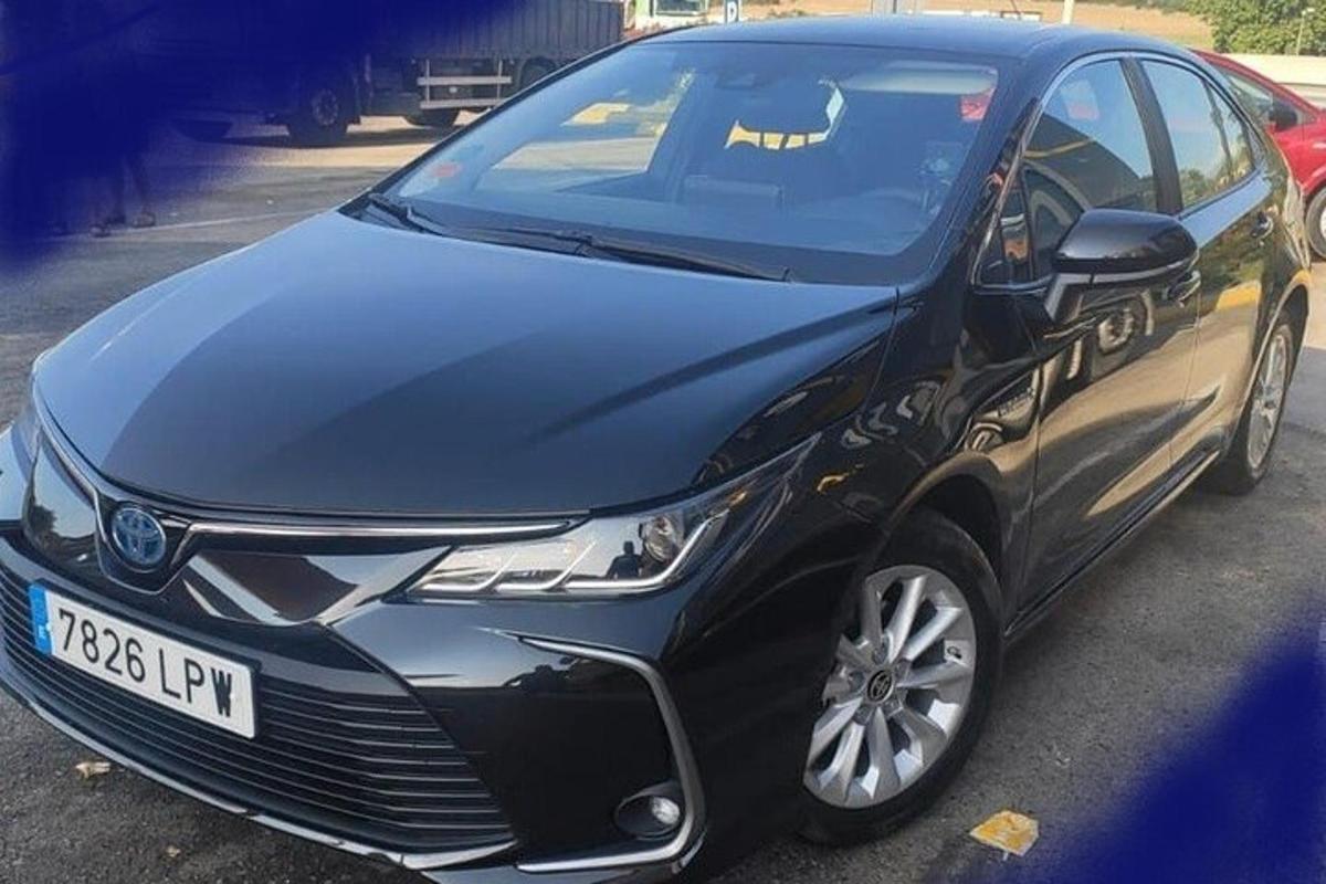 černé auto zaparkované na parkovišti