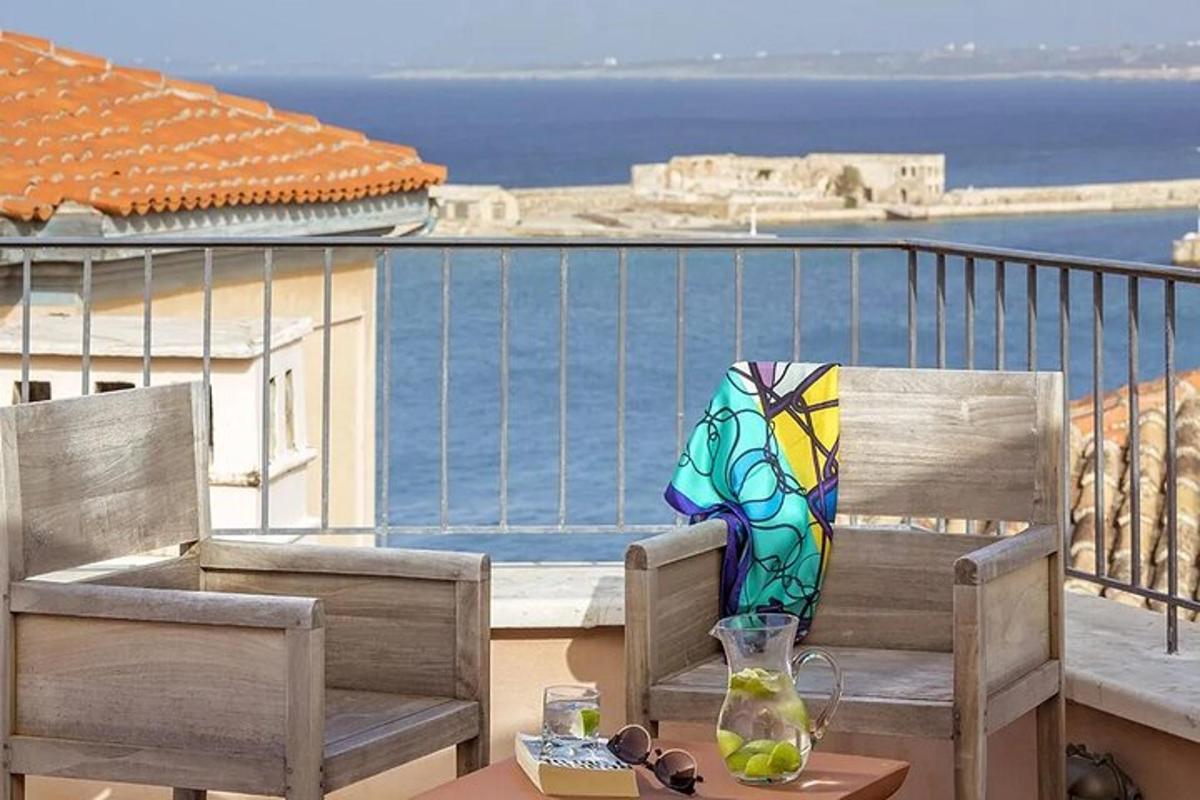 et par stoler på en balkong med utsikt over havet