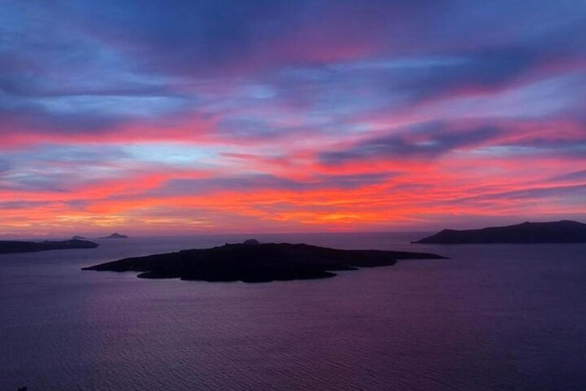 ένα νησί στον ωκεανό με ένα ηλιοβασίλεμα