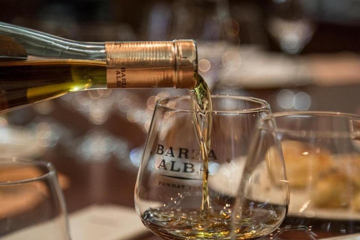 пляшку вина, яку наливають у два келихи для вина