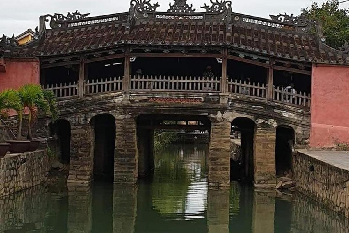 un vecchio ponte sopra un fiume in una città