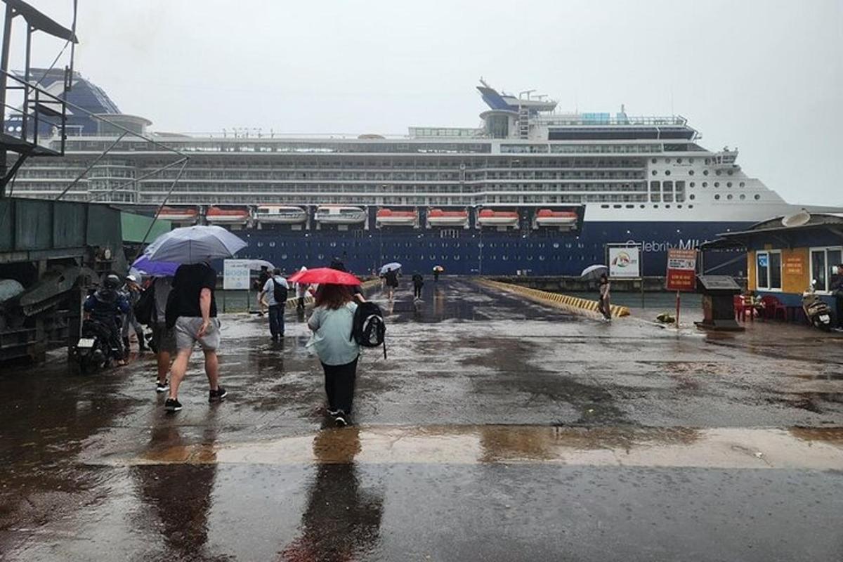 人们在游轮前冒雨行走