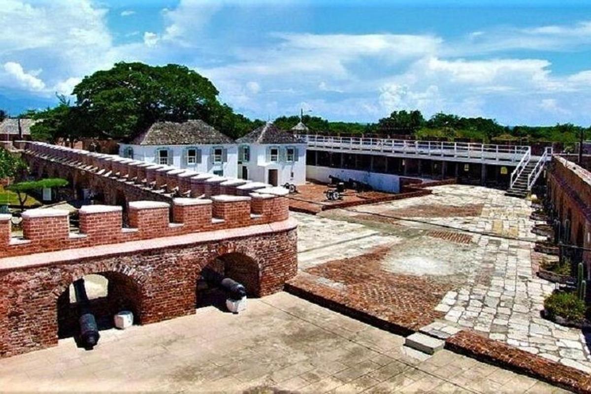 un edificio in costruzione con un muro di mattoni