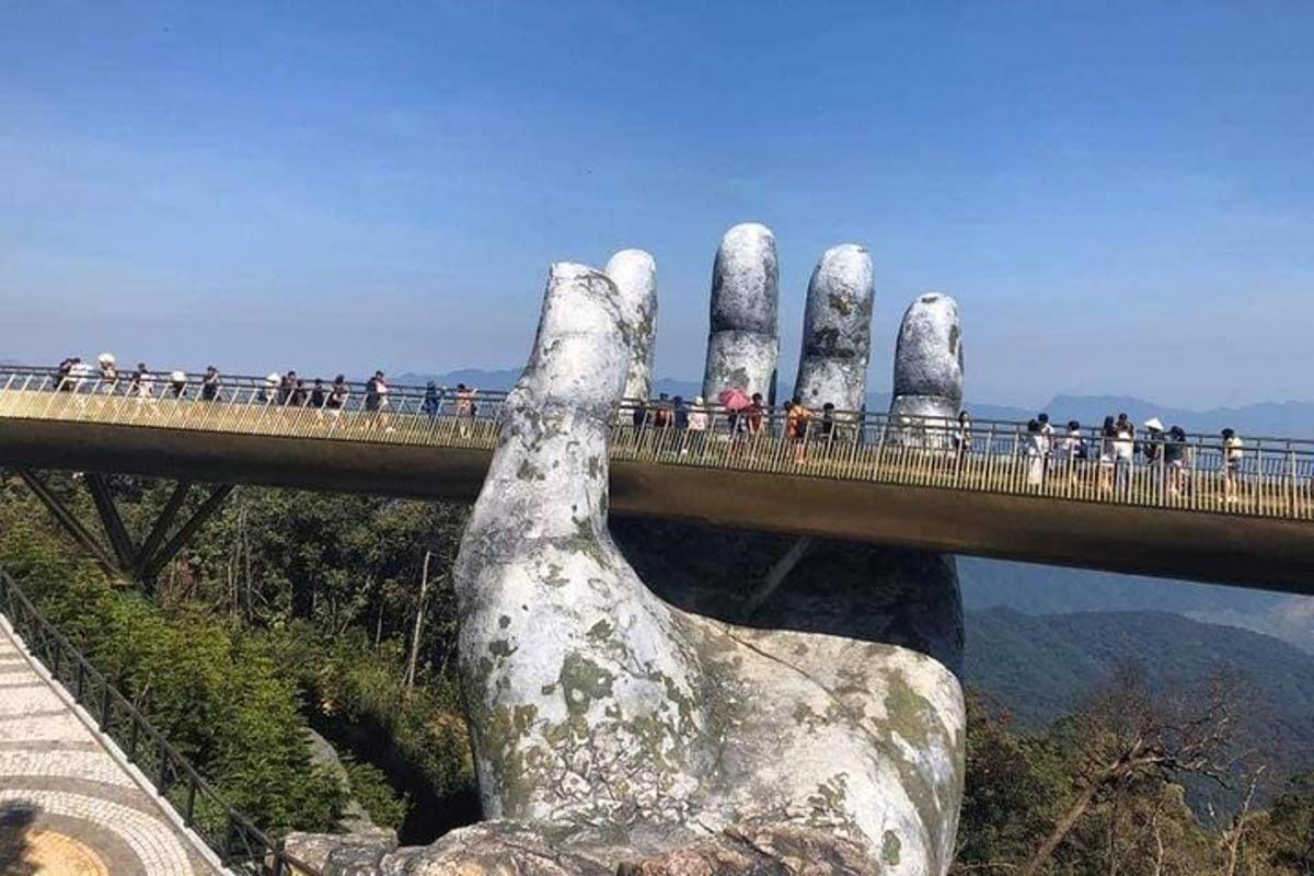 산 위로 뻗어 있는 거대한 손이 있는 다리