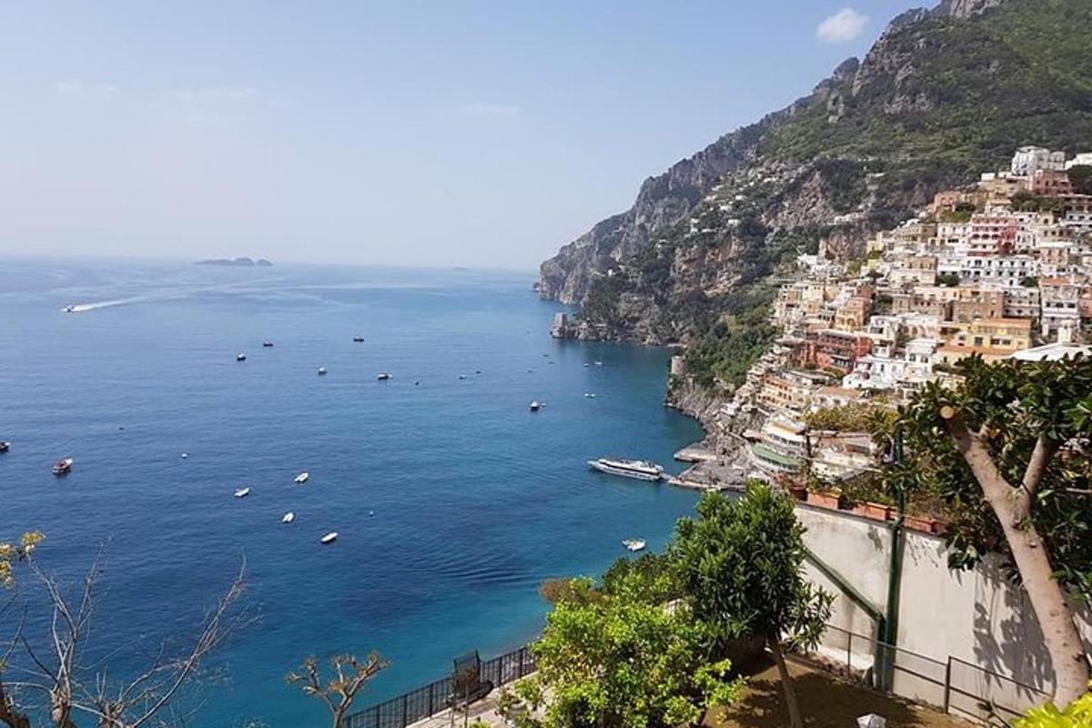 Kilátás az Amalfi-partra, csónakokkal a vízben