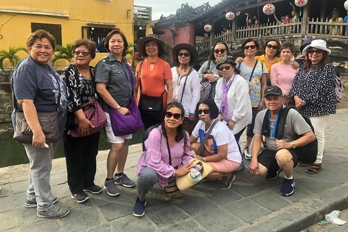um grupo de pessoas posando para uma foto na rua