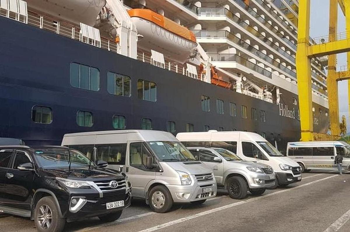 bir yolcu gemisinin yanında park etmiş bir grup araba